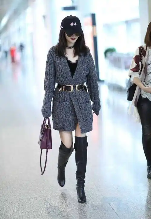 关晓彤靠一双过膝长筒靴凹造型,穿西装配短裤,这一身真有明星味_黑色