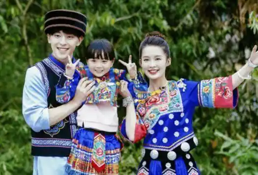 邓伦,李沁戏里仇人,戏外却是"夫妻"同框甜蜜牵手,超养眼!