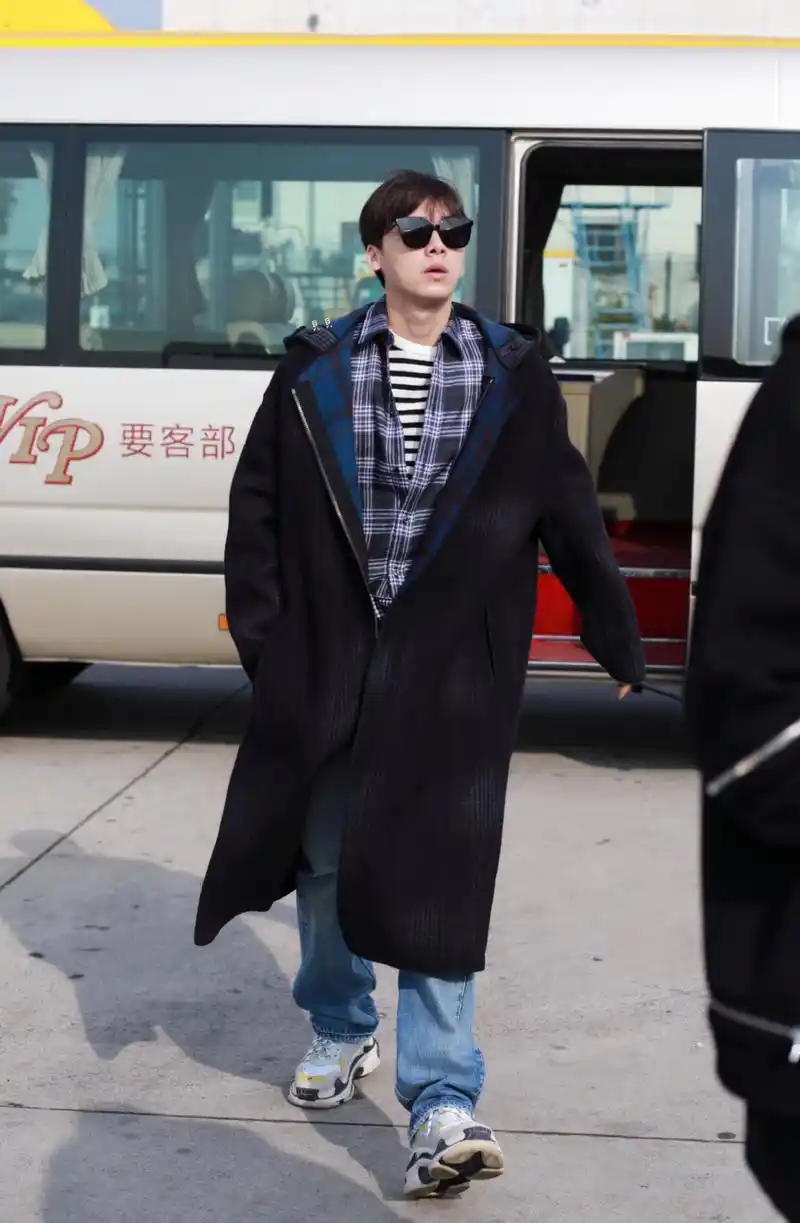 [李易峰][新闻]181020 李易峰清晨前往鞍山 大衣加身保暖工作到位