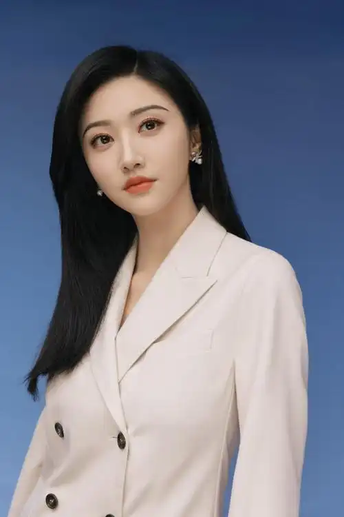 景甜美图,一袭白色套装,端庄优雅,明媚动人