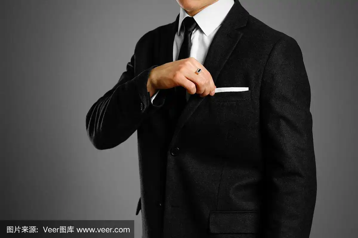 穿黑西装,白衬衫,打领带的商人.工作室拍摄