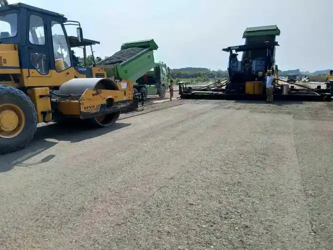 曹县淮河路工地水稳摊铺进行中