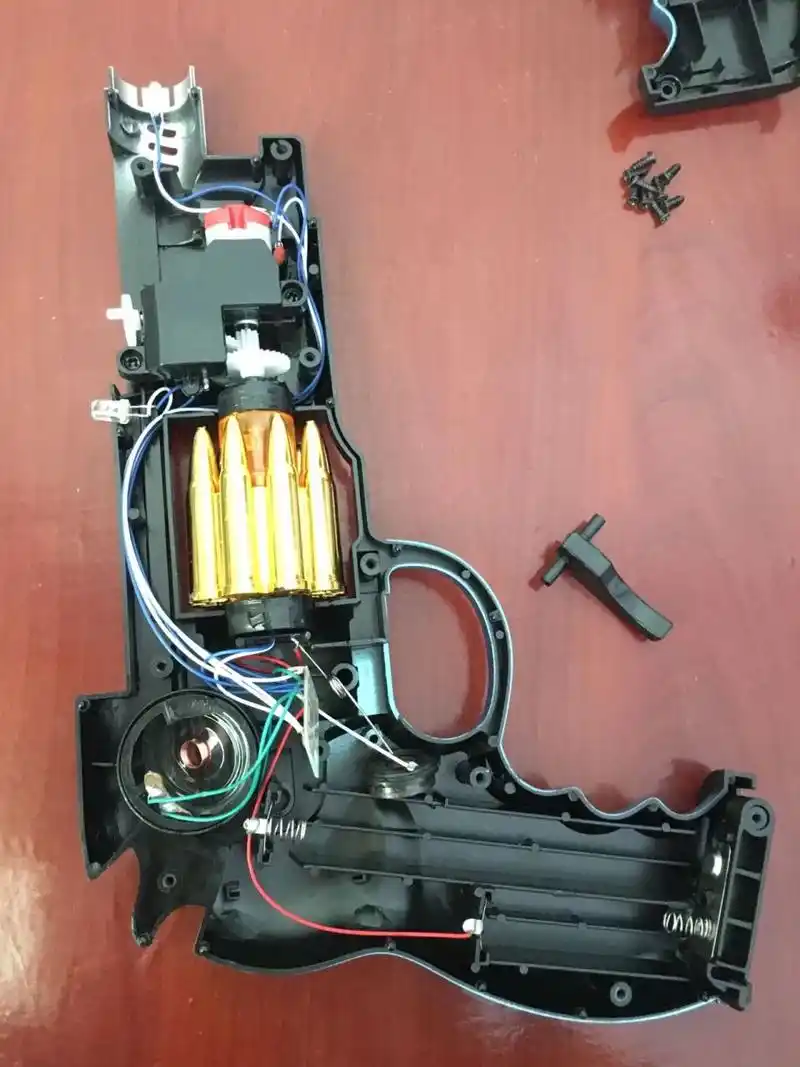 玩具枪怎么看内部结构修理 儿的玩具枪摔了一下就不工作了,才开后发现