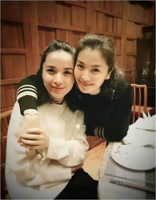 江珊和第二任丈夫合照曝光,终于明白她为什么不嫁给靳东