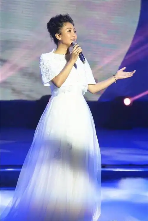 身材丰满,性感的藏族,彝族女歌手,声音清澈,听着如沐春风