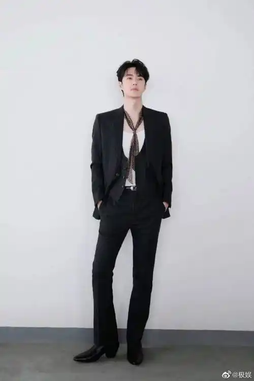 王一博黑西装花领带##王一博