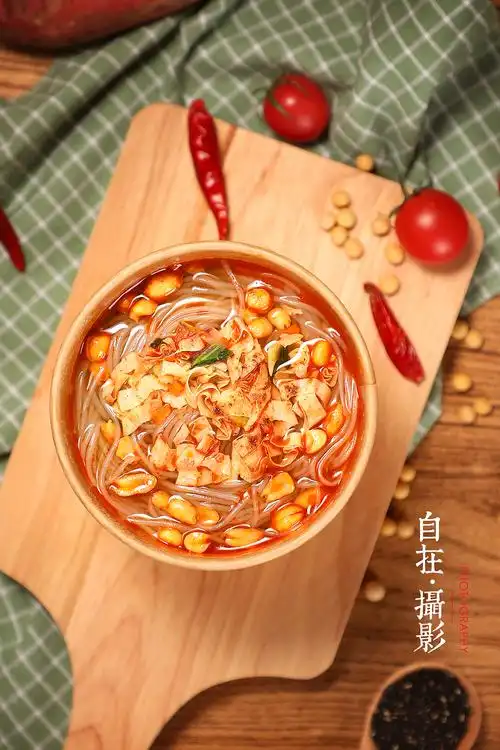 酸辣粉 嗨吃家 碗装粉丝速食产品 产品摄影 美食