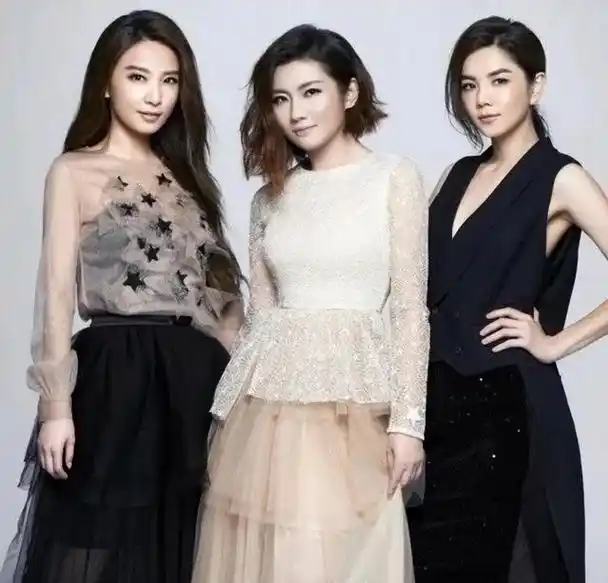 she合体为田馥甄庆生,三人打扮低调一起赏樱