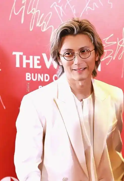 露出额头和发际线,精神十足,而谢霆锋的头发蓬松,质量也很好