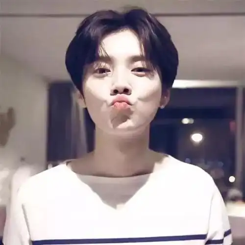 男明星的嘟嘴卖萌照谁最可爱?鹿晗像小孩?tfboys呢?