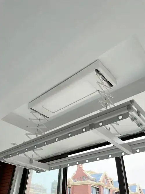 石膏板吊顶,所以在吊顶阶段就要把尺寸留准确,只需要在中间留出晾衣架