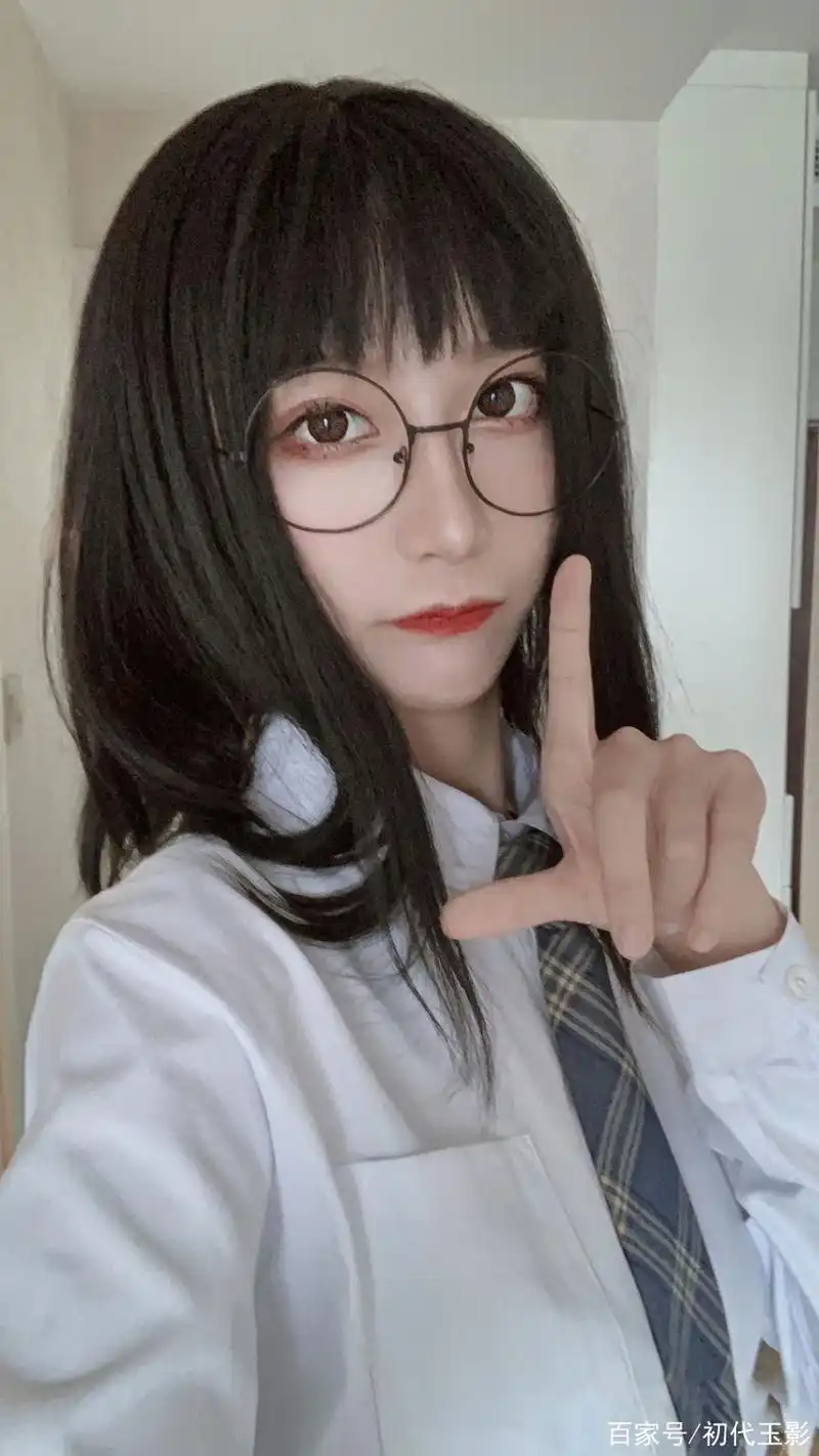 jk制服眼镜小姐姐:姐系女子高中生