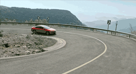 很多司机都弄不明白,手动挡汽车转弯到底要不要踩离合?