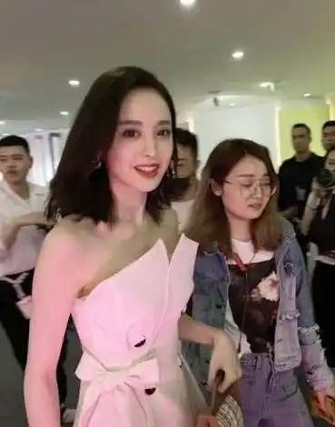 生图下的古力娜扎是什么模样看看路人的抓拍网友不敢相信