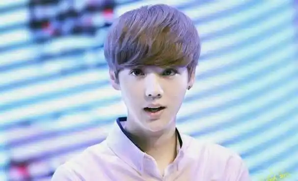 鹿晗和吴世勋长得像,照片中只有1个鹿晗,你能几秒找到,我用2秒_白色