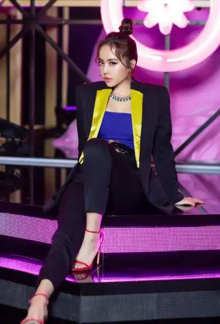 蔡依林穿着西装配"恨天高",自带御姐气场帅到让人不敢认!_网易订阅