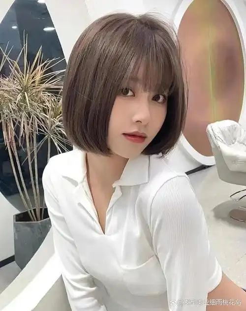 剪短发呀,太显嫩啦