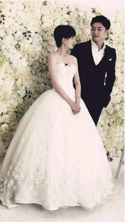 黄景瑜与乔任梁女友徐璐拍婚纱照小腹凸起疑似将要结婚