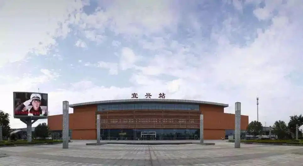 宜兴火车站设计理念为"一个茶壶,两个茶杯",体现陶都地方特色