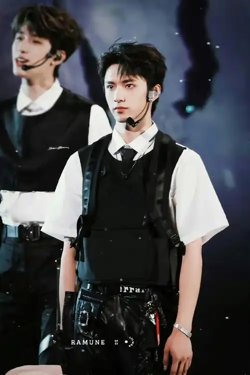 刘耀文剪短发了#刘耀文短发好正啊,清爽帅气!