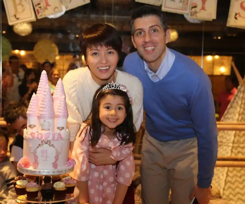 郑伊健前女友梁咏琪近照曝光,43岁的她与洋老公甜蜜逛商场