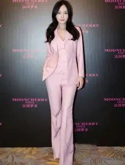 原创李小璐作妖到底穿白色雪纺连衣裙玩下衣失踪麻花辫好嘻哈