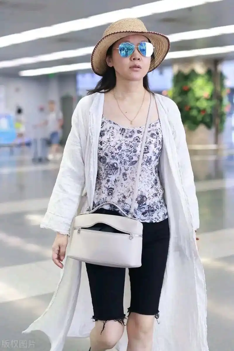 久违露面的闫妮近日现身北京机场,拍得一组生图近照