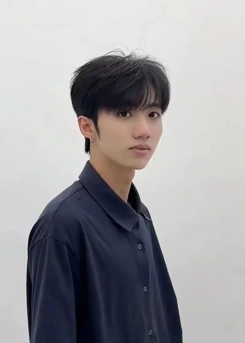 男生必备的一款韩式微分碎盖 这是手残党的本命发型不可否认.