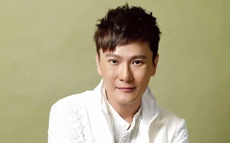 歌手张信哲过气了?简装出行没有粉丝围观,开22万国产车太低调