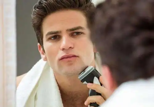 男人刮胡子要讲究方法,了解这几个小常识,刮得干净不伤肤