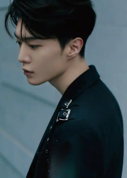 范丞丞今日活动写真大片 一身黑色西装……_高清图集_新浪网