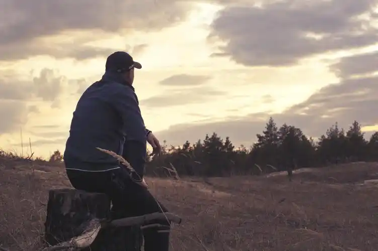 孤独的背影照亮了平静