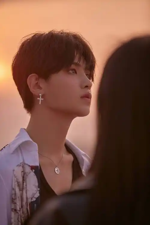 黄明昊夏日海岛风mv《u》上线 奔赴浪漫世界极具电影质感