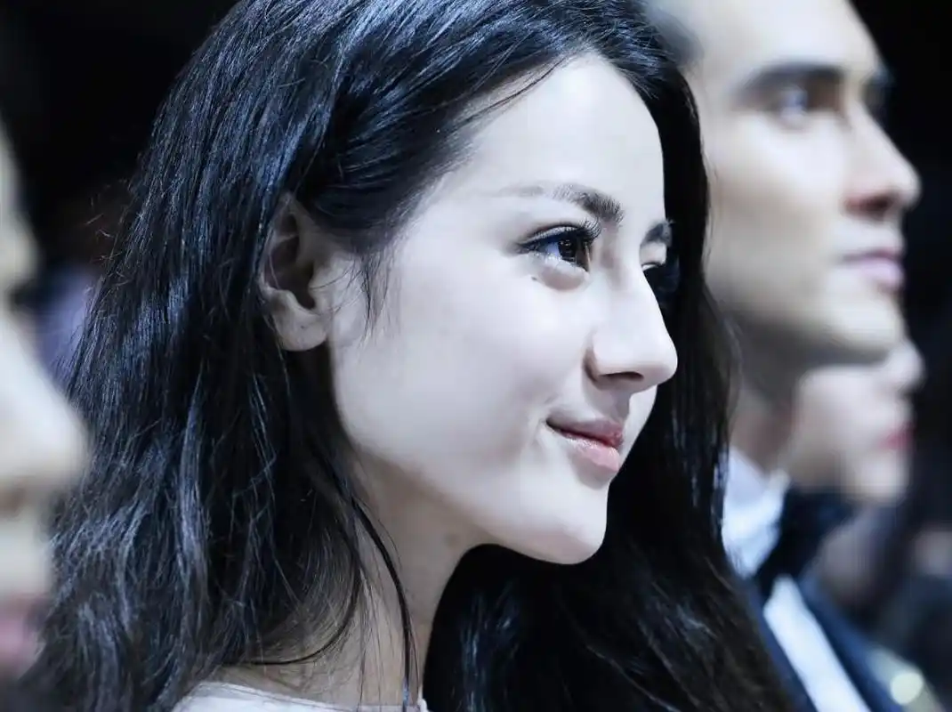 迪丽热巴出道前旧照曝光 近日,一组迪丽热巴的出道前旧照在网上曝光