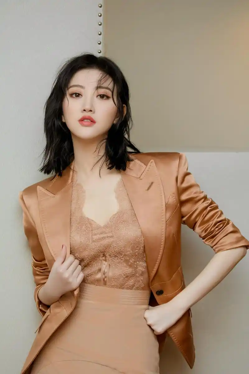 景甜穿蕾丝裙十足女人味纽约时装周秀白皙美肌