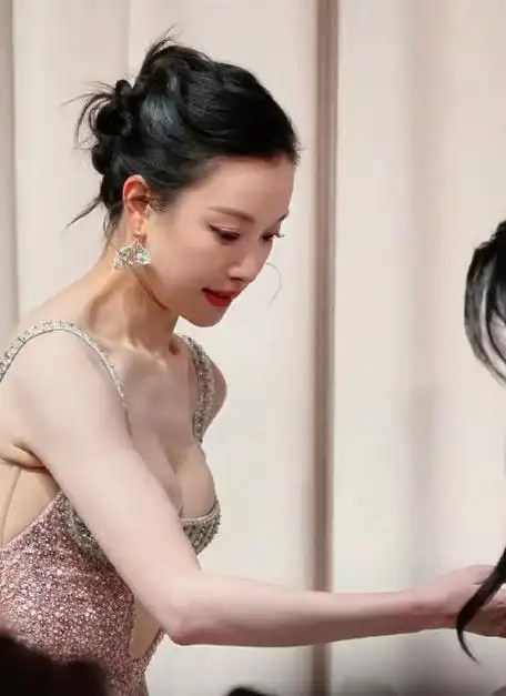 35岁倪妮太豪放!素颜真空穿抹胸秀撩人身材,凹凸有致好性感