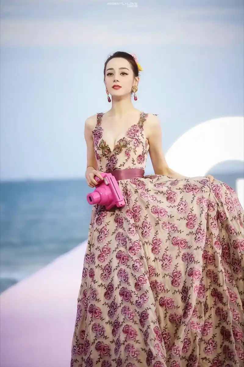 迪丽热巴-深v露背粉花裙图片分享