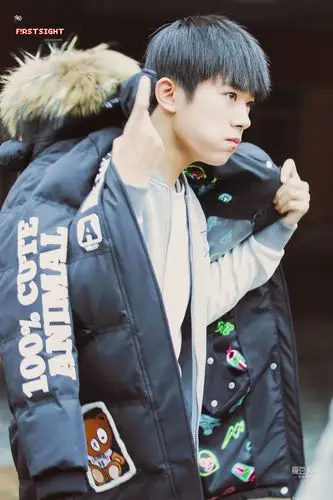 [易烊千玺][分享]170915 重温《少时》男孩 千玺披着棉袄嘟嘴卖萌吃