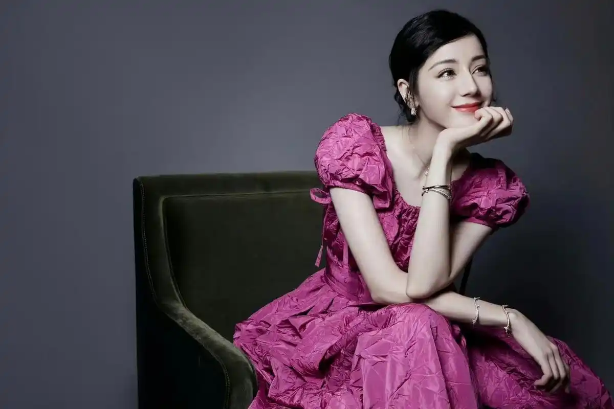 迪丽热巴# 活动图,这个侧颜绝了!