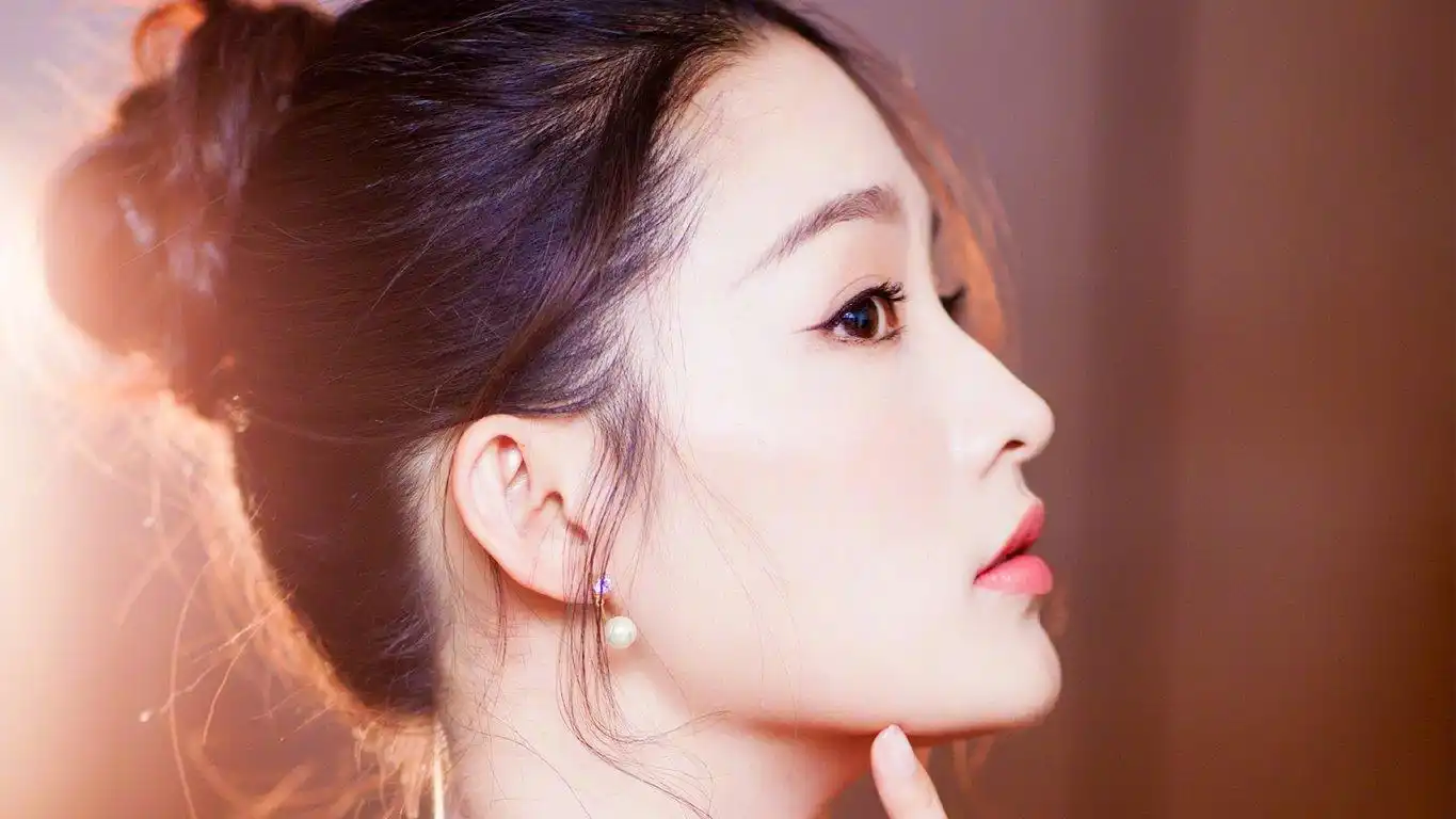 可爱美女明星李沁桌面壁纸
