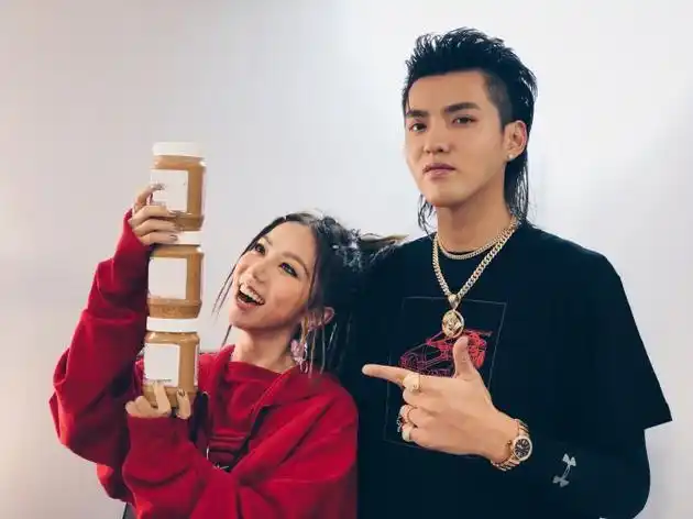 感情好邓紫棋晒与吴亦凡合影凡哥给带花生酱