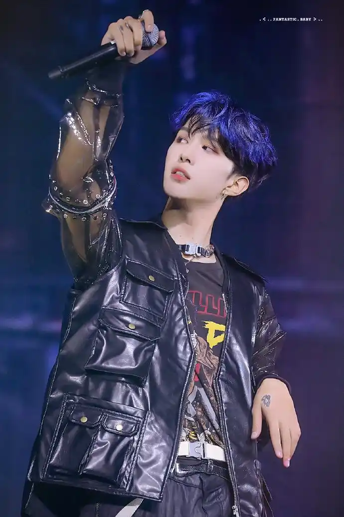 乐华家族演唱会精彩上演 蓝发范丞丞惊艳全场