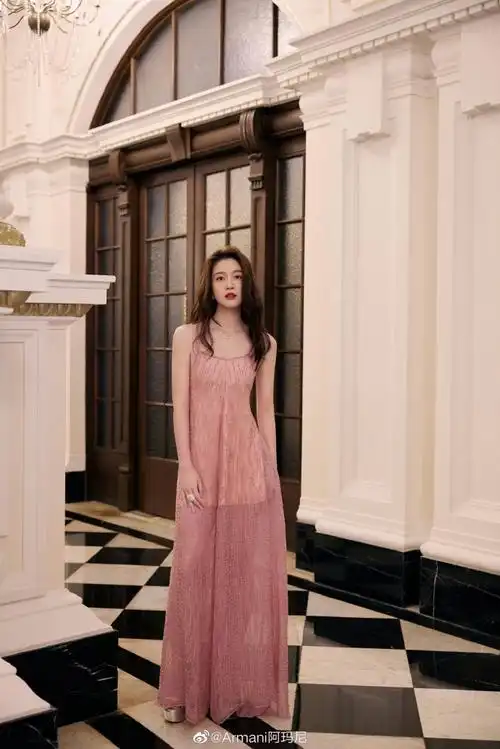 演员@张雪迎sophie靓丽演绎#emporio armani#2023春夏系列,尽展绰约