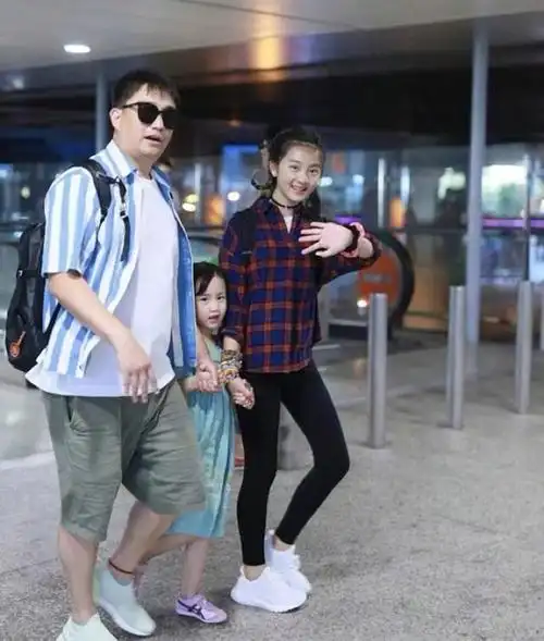 8月10日晚,有网友晒出了在机场偶遇黄磊女儿黄多多