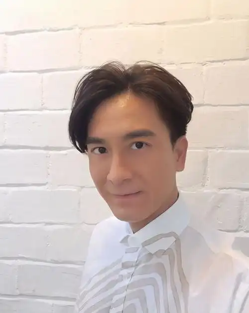 汤洛雯今年6月被拍到跟马国明穿情侣装约会,之后在instagram大方承认