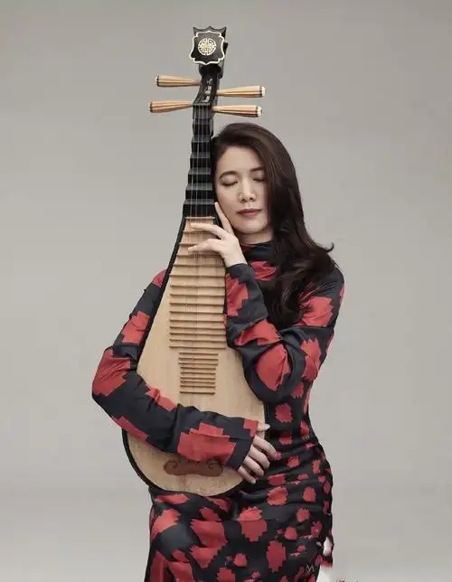 袁咏仪大片曝光,一袭印花裙犹抱琵琶温柔如水,48岁的脸美得舒服