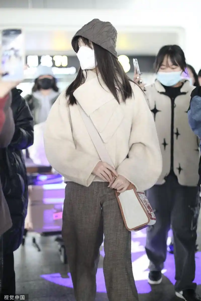 组图:蒋依依身着燕麦色外套现身机场 搭配同色系配饰穿搭超温柔