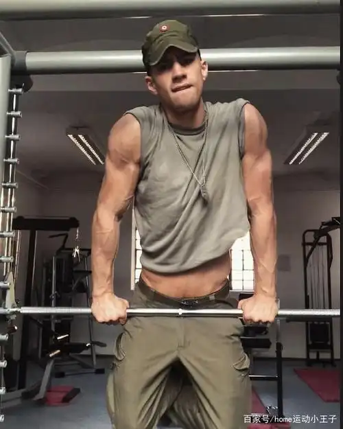 国外军营寸头肌肉大兵,痞帅痞帅的样子,是你喜欢的类型吗?