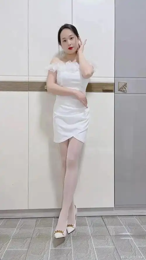 惊艳轻熟女穿上白色丝袜美得惊艳