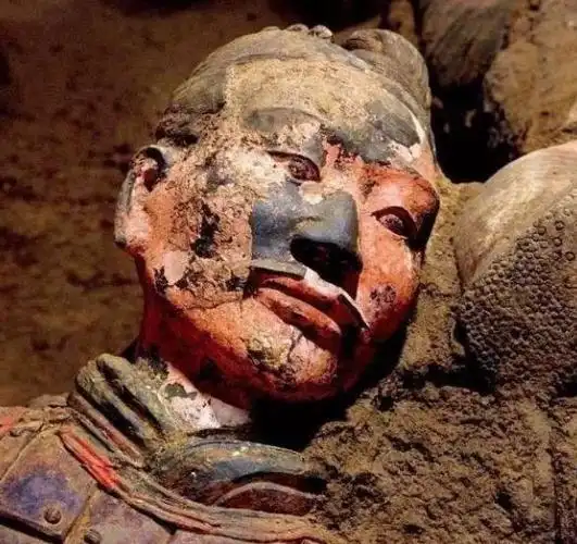 兵马俑中一神秘脸仅出现5分钟留下一张照片后就消失了